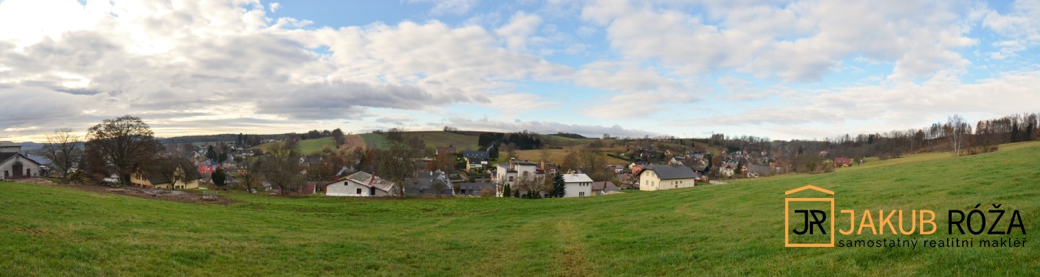 Pohled na dům a údolí Horní Branné