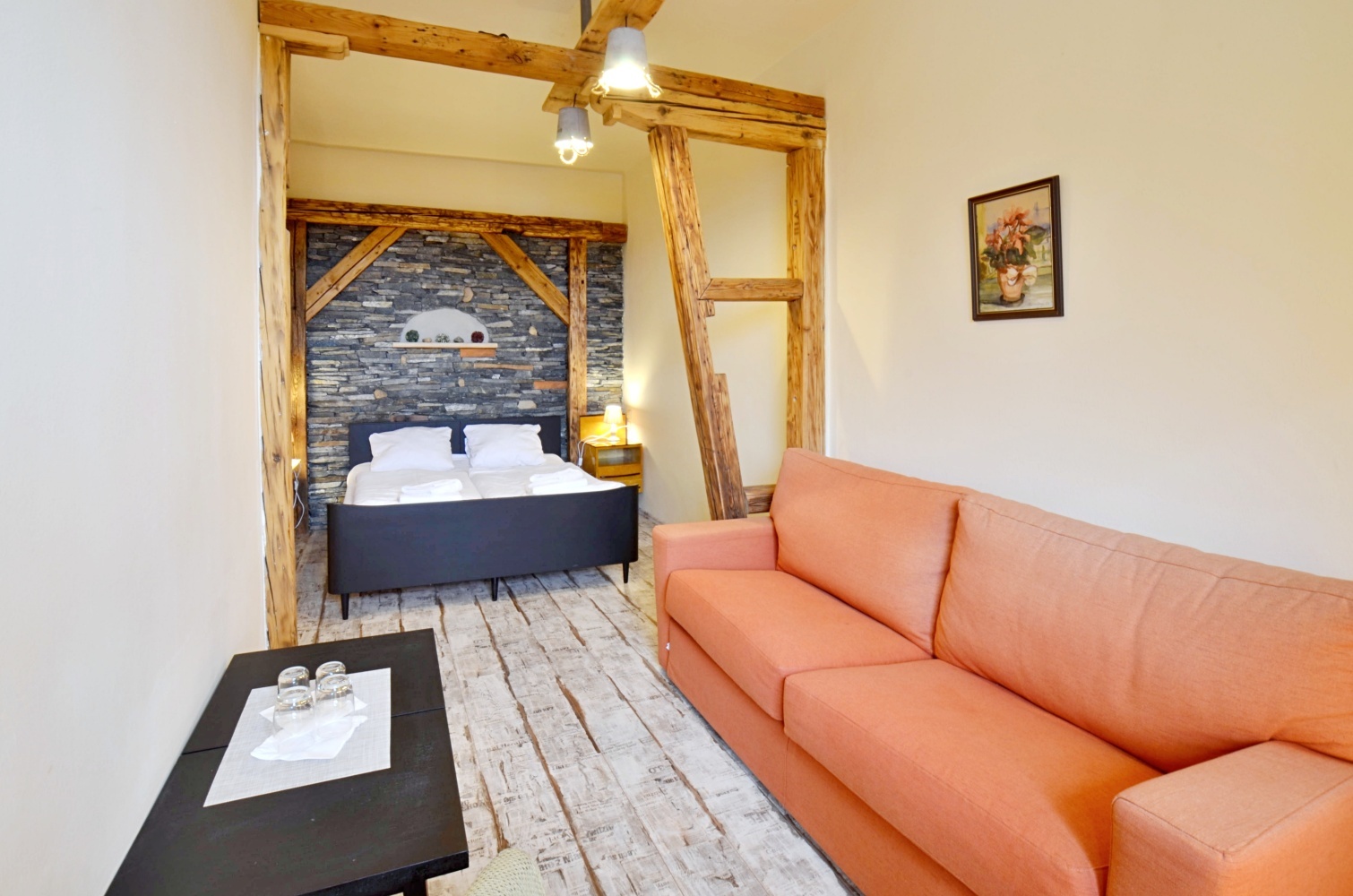 Hotelový pokoj ve stylo kámen, dřevo a retro