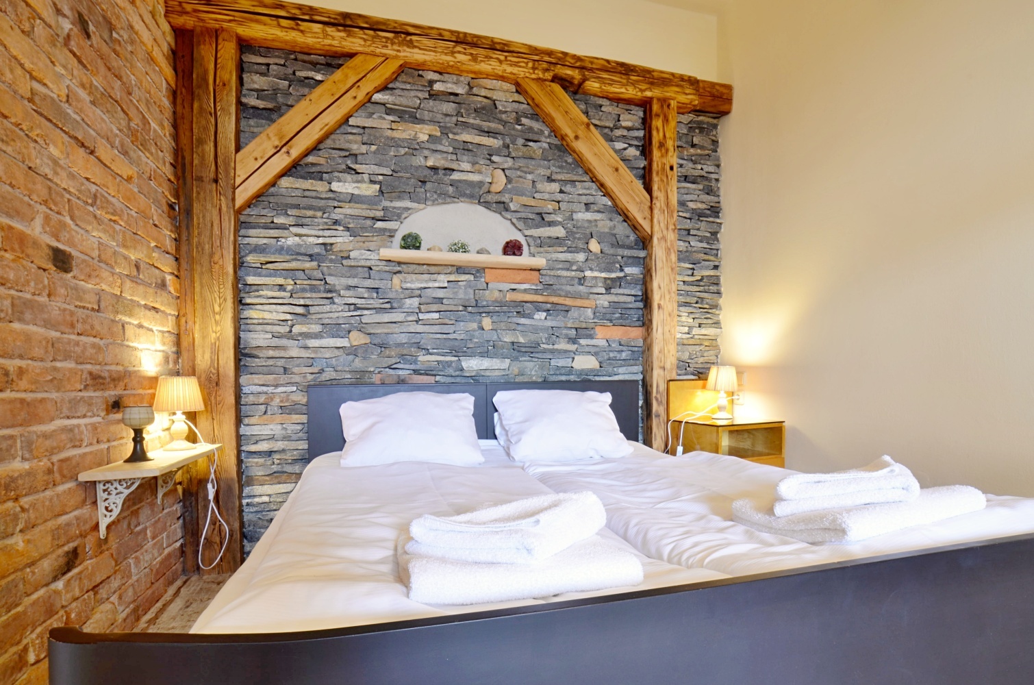 Hotelový pokoj ve stylo kámen, dřevo a retro